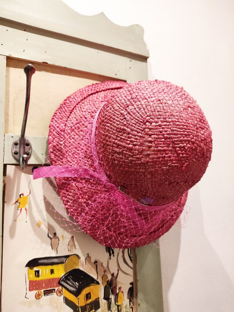 Image of Cappello in paglia rosa con veletta
