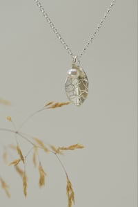 Image 1 of Single-Leaf Silver Necklace with Semi-Precious Pearl – Fold Collection