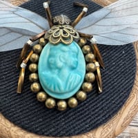 Image 2 of Cameo bee (a, 2.5 inches)
