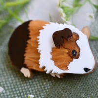 Image 1 of Gertie the guinea pig - brooch -  brown/honeycomb