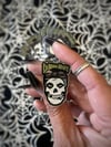 La mama misfit 1 pin 1 sticker