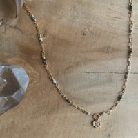 Image 1 of MIA - Collier perlé turquoises et pendentif Trèfle