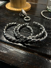 7” twisted cuff