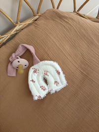 Image 2 of ATTACHE SUCETTE OU BANDEAU FLEURI BONBON