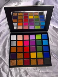 Image 4 of Bold ‘n Vibrant Eyeshadow palette 