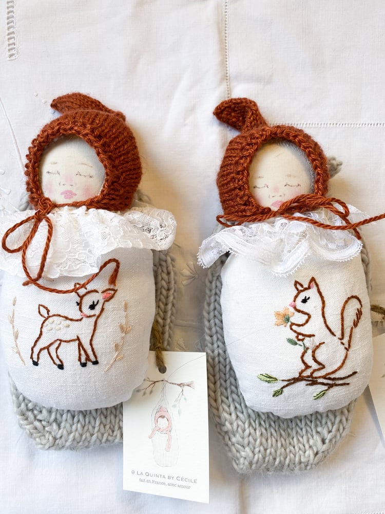 Image of Bébé lutin dans son cocon / baby leprechaun in a cocoon