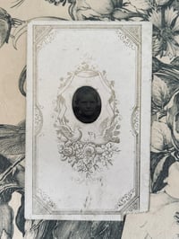 Image 4 of Trois petites photos colodion, bleu, rose et blanche, début 1900