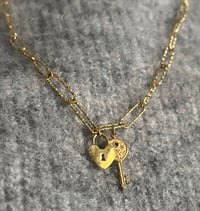 Image 1 of Collier clef de cœur 