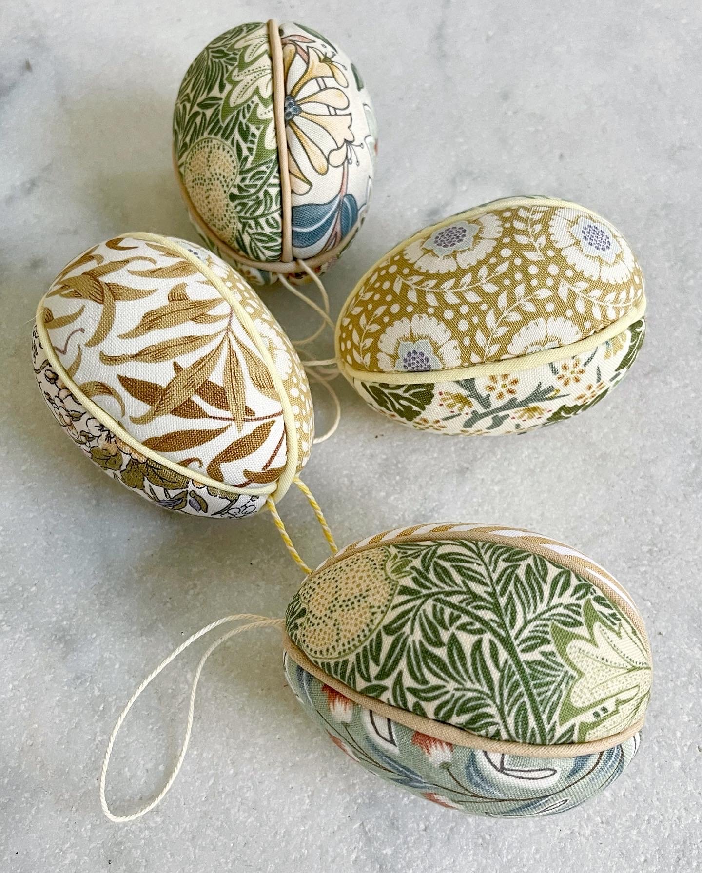 Image of Påskeæg m. snor - Lys gul/grøn/beige
