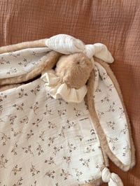 Image 2 of DOUDOU ENVELOPPANT MOTIF BRINDILLE ET BEIGE 