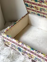 Image 7 of Boîte à couture fleurie