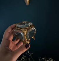 Image 5 of Jolie boite à bijoux en verre biseauté, et soie capitonné bleue, fin XIXème