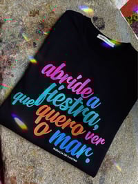 Image 1 of Camiseta ABRIDE A FIESTRA. Cor negra. UNISEX. Varias tallas.