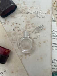 Image 3 of Flacons à sels de pâmoison, XIXème siecle, cristal et cuir rouge et or.