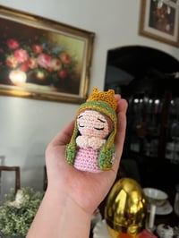 Image 3 of Llavero de la Virgencita Tejida 💗