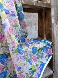 Image 3 of Pañuelo mediano HORTENSIAS blanco