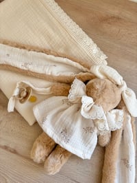 DOUDOU MOTIF BRANCHE ET SA COLERETTE 