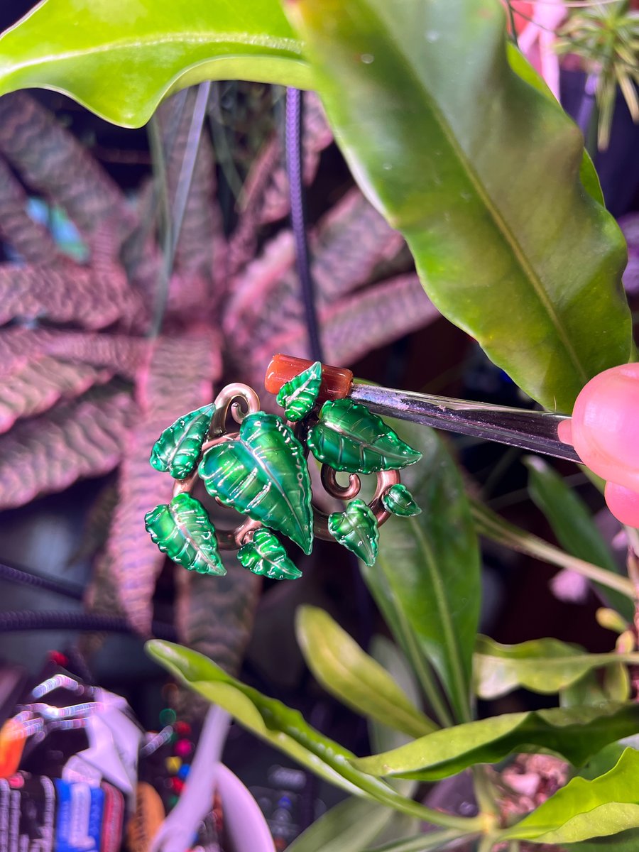 Image of 8 Emerald Leaf Vine Pendant