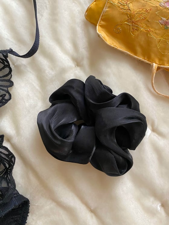Image of silky scrunchie - chiaroscuro black