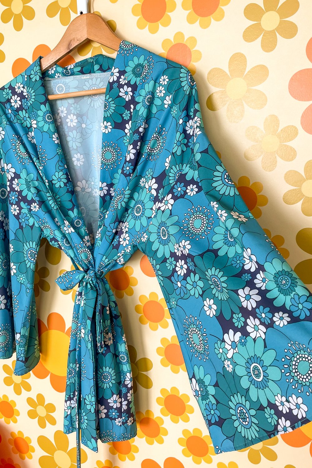 Feelin’ groovy short robe Pushing daisies Blue S ready to ship