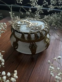 Image 2 of Magnifique boîte ronde en cristal texturé et laiton doré, de style empire, fin XIXe.