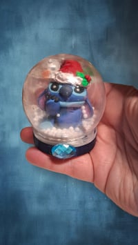 Stitch snowglobe 