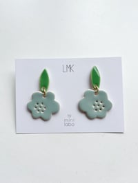 LMK x MINI LABO Paire de boucles d’oreilles céramique LILY LEAF céladon 