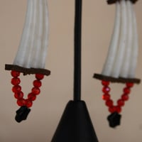 Image 2 of 1 Tier Dentalium Earrings (Red) 