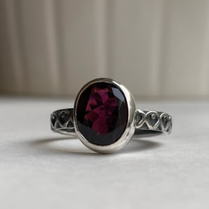 Image of Garnet ring  with patterned band