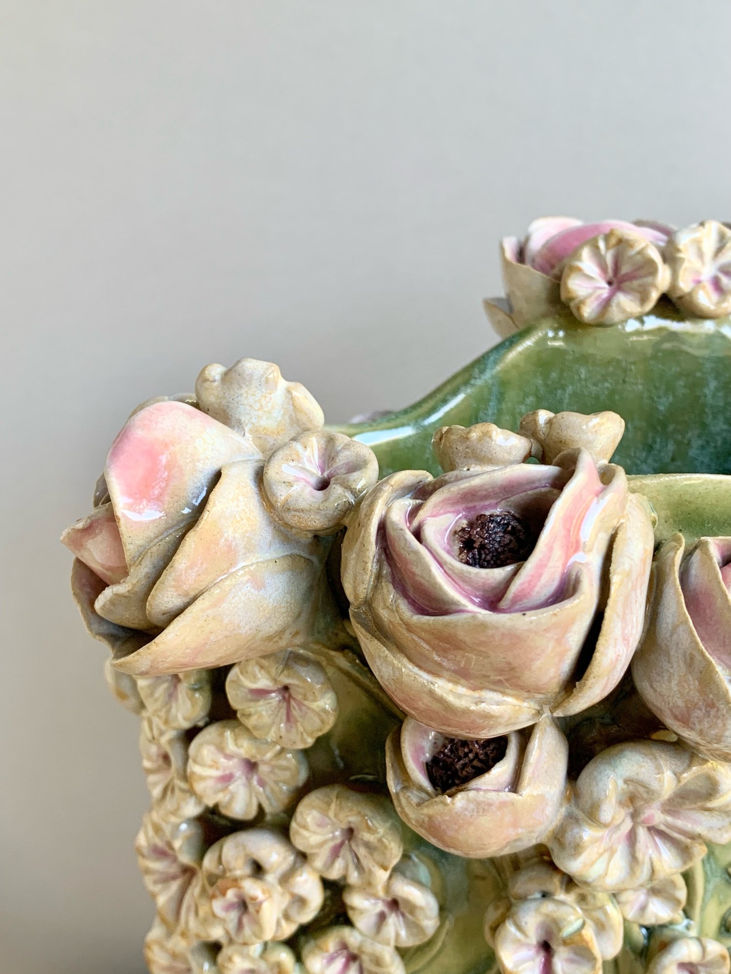 Image of Trailing Ivy Daisies and Roses 