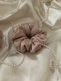 Image 1 of SCRUNCHIE STANDARD CHAMPAGNE/SZAMPAN