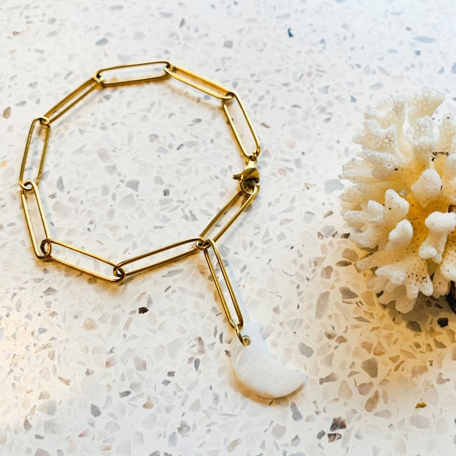 LAURA | Bracelet chaîne trombone allongée acier inoxydable doré lune nacre