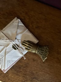 Image 2 of Jolie pince courrier, main victorienne en laiton massif, XIXème siècle