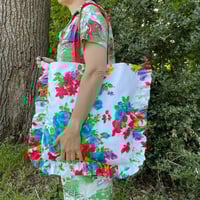 Image 4 of Floral Ruffle Tote Box Corners