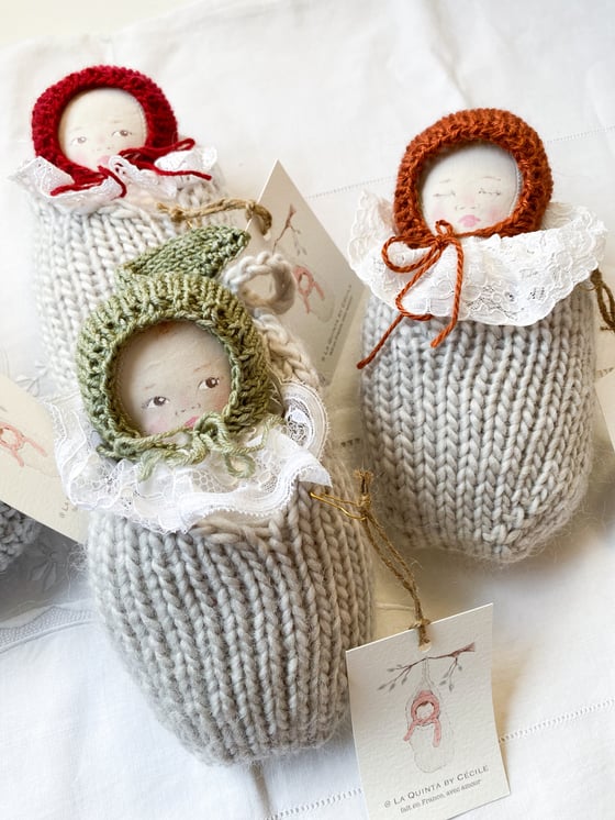 Image of Bébé lutin dans son cocon / baby leprechaun in a cocoon