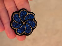 Broche fleur bleu nuit paillettes 