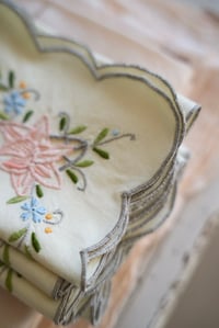 Image 5 of Lot de 5 serviettes brodées en couleurs