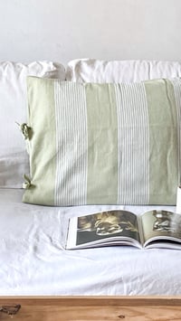 Image 1 of Housse de coussin à nouettes