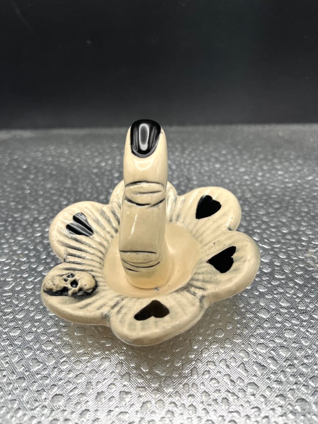 Black Hearts Ring Finger