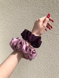 Image 8 of SCRUNCHIE OVERSIZED + STANDARD PLUM/ŚLIWKA