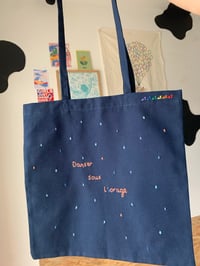 Image 1 of Tote bag brodé - Danser sous l'orage