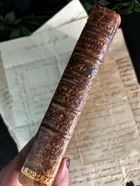 Image 4 of Livre ancien à secret, rare, reliure en cuir avec armoiries royales, XVIII siècle