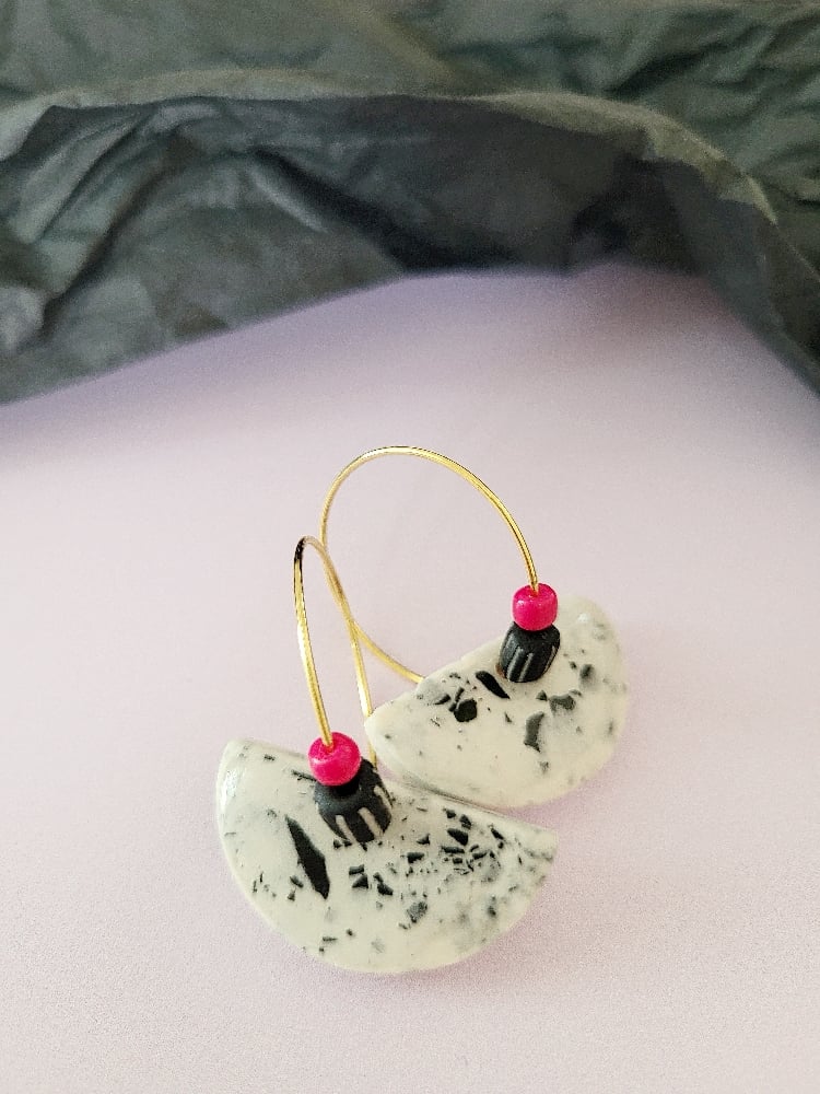 Image of Boucle d'oreilles demie lune terrazzo noir