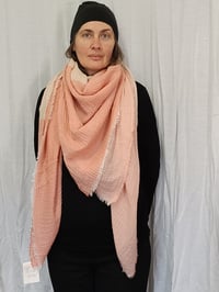 Image 1 of Carré foulard coloris "Pamplemousse"