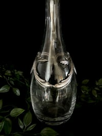 Image 7 of Carafe avec bouchon en forme de flamme, en verre et en étain plaqué argent, vintage 