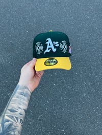Image 1 of YELLOW VISOR OAKLAND ATHLETICS CUSTOM FITTED CAP