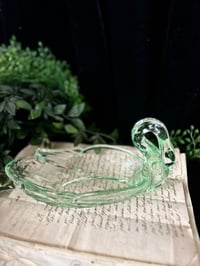 Image 3 of Cygne en ouraline, coupelle vide-poche, années 1920-30