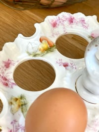 Image 3 of Ancien oeufrier en porcelaine