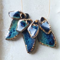 Colgante pluma azul