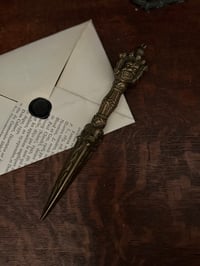 Image 7 of Ancienne purbha tibétaine, poignard rituel et amulette en bronze massif, 1960-70